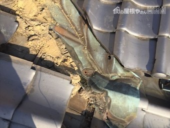 岡山市北区 雨漏り修理 谷板金取り替え工事 銅板に穴