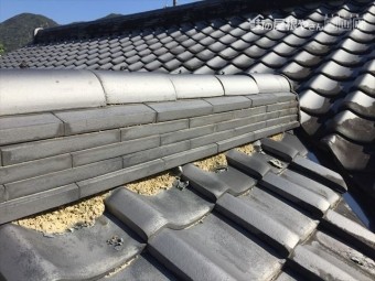 岡山県和気町で屋根修理 三日月漆喰欠落して棟の赤土が見えてます。