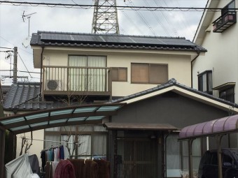岡山市北区行った屋根リフォームの模様をご紹介いたします。瓦屋根葺き替え工事の為外した太陽光発電システムを復旧します。 太陽光メーカーが発行しといるIDカードを持っていないと、メーカー保証が受けられません