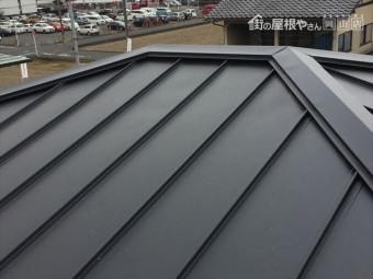 岡山市中区 ガルバリウム鋼板の縦葺きの本棟