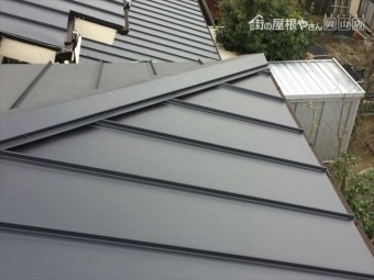 岡山市中区 ガルバリウム鋼板の縦葺きの棟工事