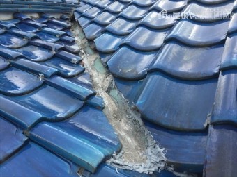 備前市 雨漏り修理 谷板金にコーキングべったり