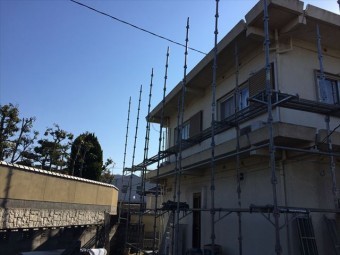 岡山市北区 裏面の足場を組み立てていきます