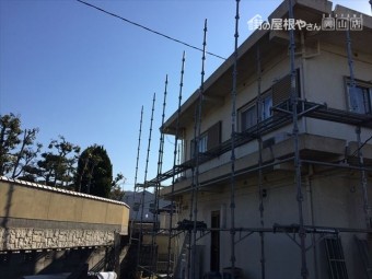 岡山市北区 裏面の足場を組み立てていきます