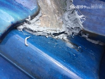 備前市 雨漏り修理 谷板金にコーキングべったり