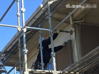 岡山市北区 足場がぐらつかない様に壁に当てます。