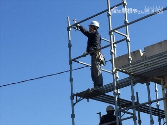 岡山市北区 最上階のアンチも取り付け最後の手すりの取り付けです。