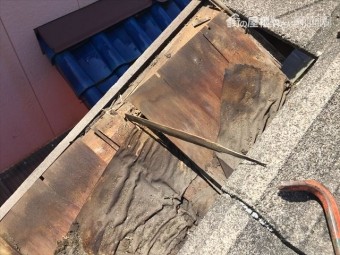 玉野市で瓦を捲った状態
