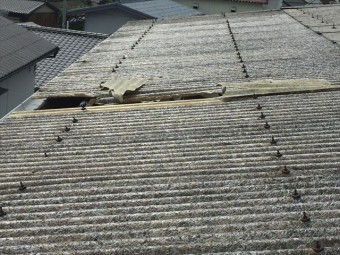 岡山市北区 屋根破損 屋根材が捲れています。