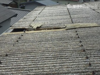 岡山市北区 屋根破損 屋根材が捲れています。