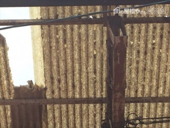 岡山市北区 屋根破損 ほかの屋根材も割れています。