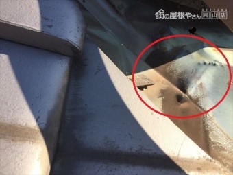 倉敷市 雨漏り修理 谷板金に穴