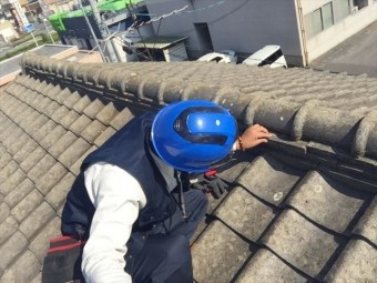 岡山市北区 雨漏り修理 屋根に上がり点検