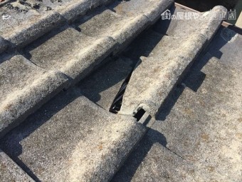 岡山市北区 雨漏り修理 瓦が割れています。
