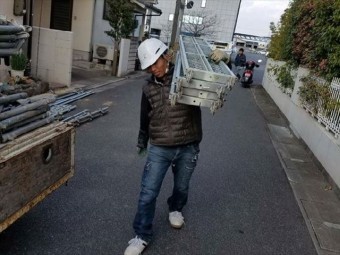 岡山市南区 ばらした足場はをトラックに積み込みます