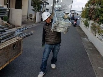 岡山市南区 ばらした足場はをトラックに積み込みます