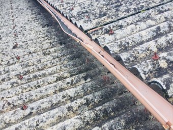 岡山市北区 雨樋が歪んでいます。