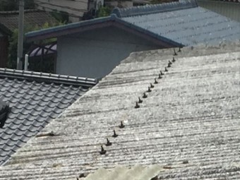 岡山市北区 屋根破損 屋根材の留め金具も飛んでます。