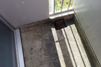 雨漏りが起きた箇所の真上にある2階ベランダの床面にクラックを見つけました