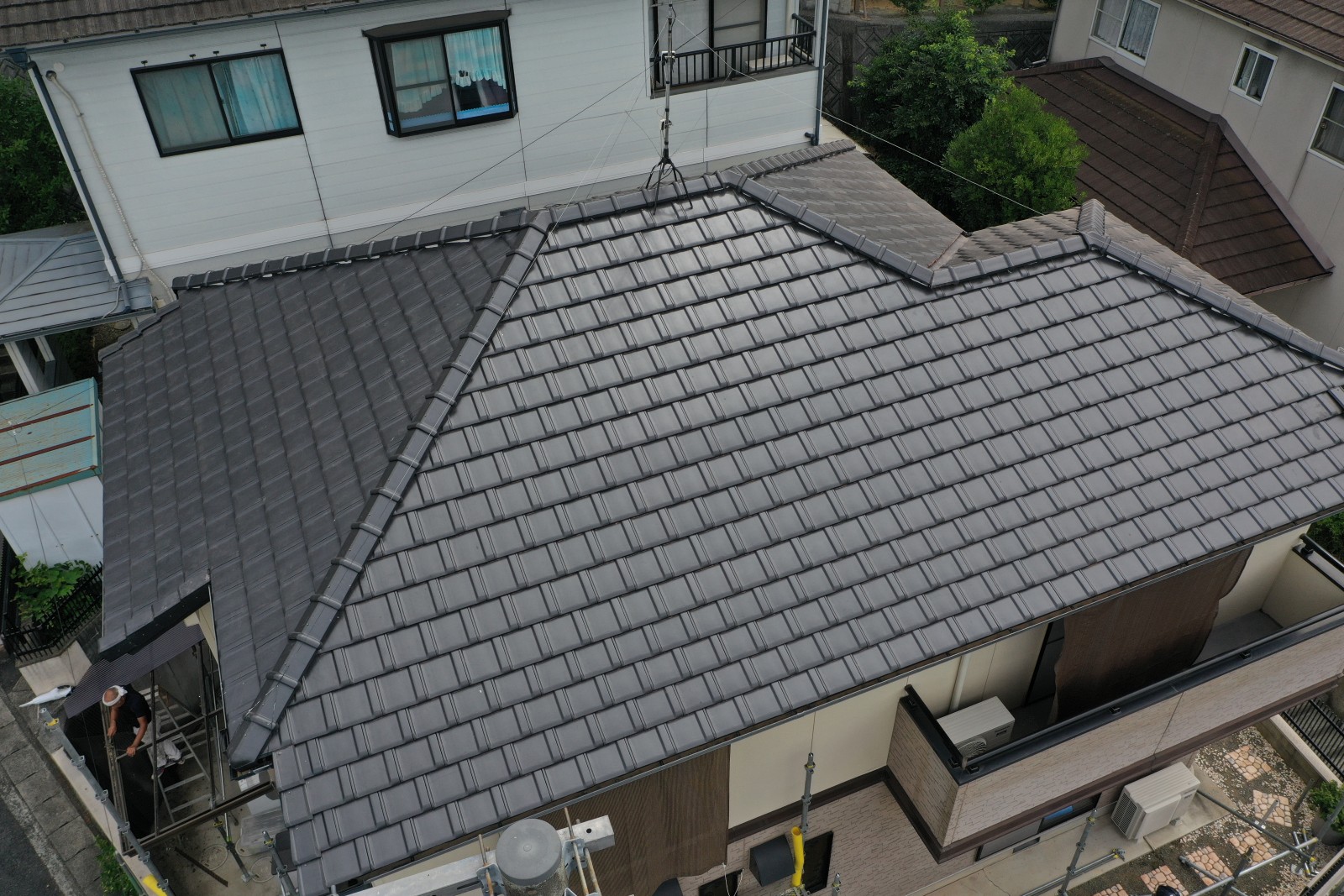 岡山市中区で屋根葺き替え後の漆喰を手直し｜棟まわりを黒く塗り瓦の欠けも補修