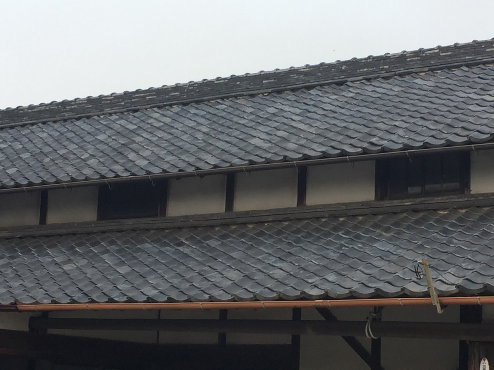 岡山市南区で長屋の屋根を点検｜後回しにしがちな別棟の瓦の欠けとずれ