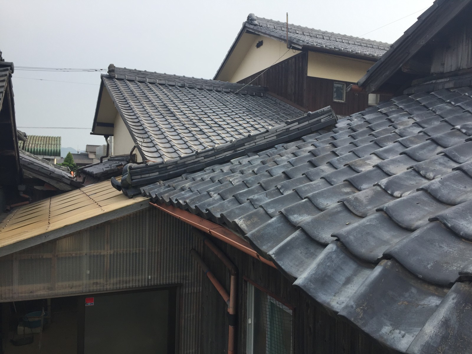 岡山市南区で瓦のずれを現地調査｜台所の軒先の瓦が落ちる寸前