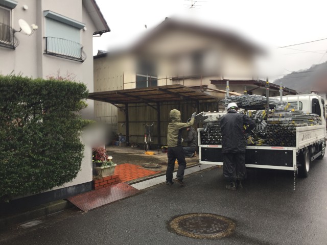 岡山市南区でセメント瓦の葺き替え工事｜足場を設置