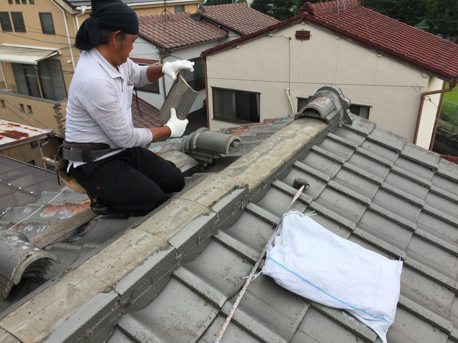岡山市北区でセメント瓦の葺き直し｜割れていない瓦の裏に回った雨水と桟木の傷み