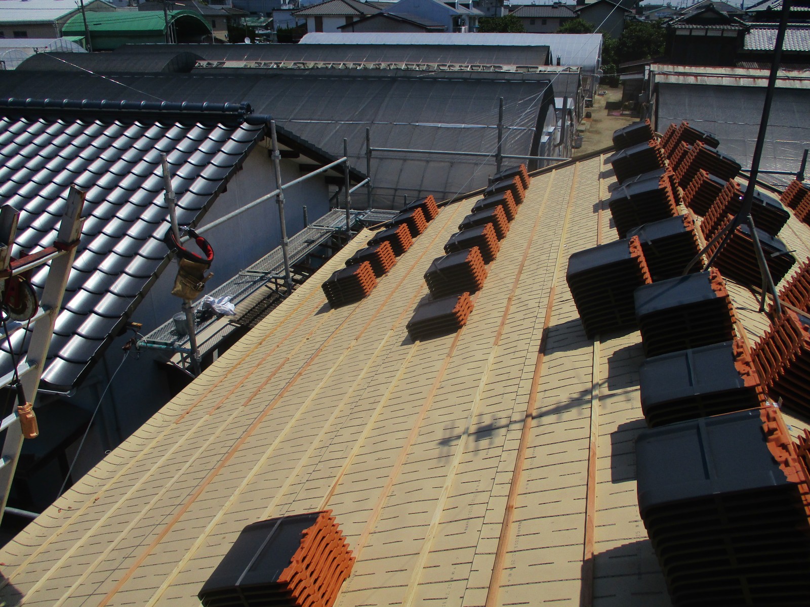 岡山市南区で平板瓦を葺く｜新しい防水紙と瓦桟から三州瓦の屋根へ
