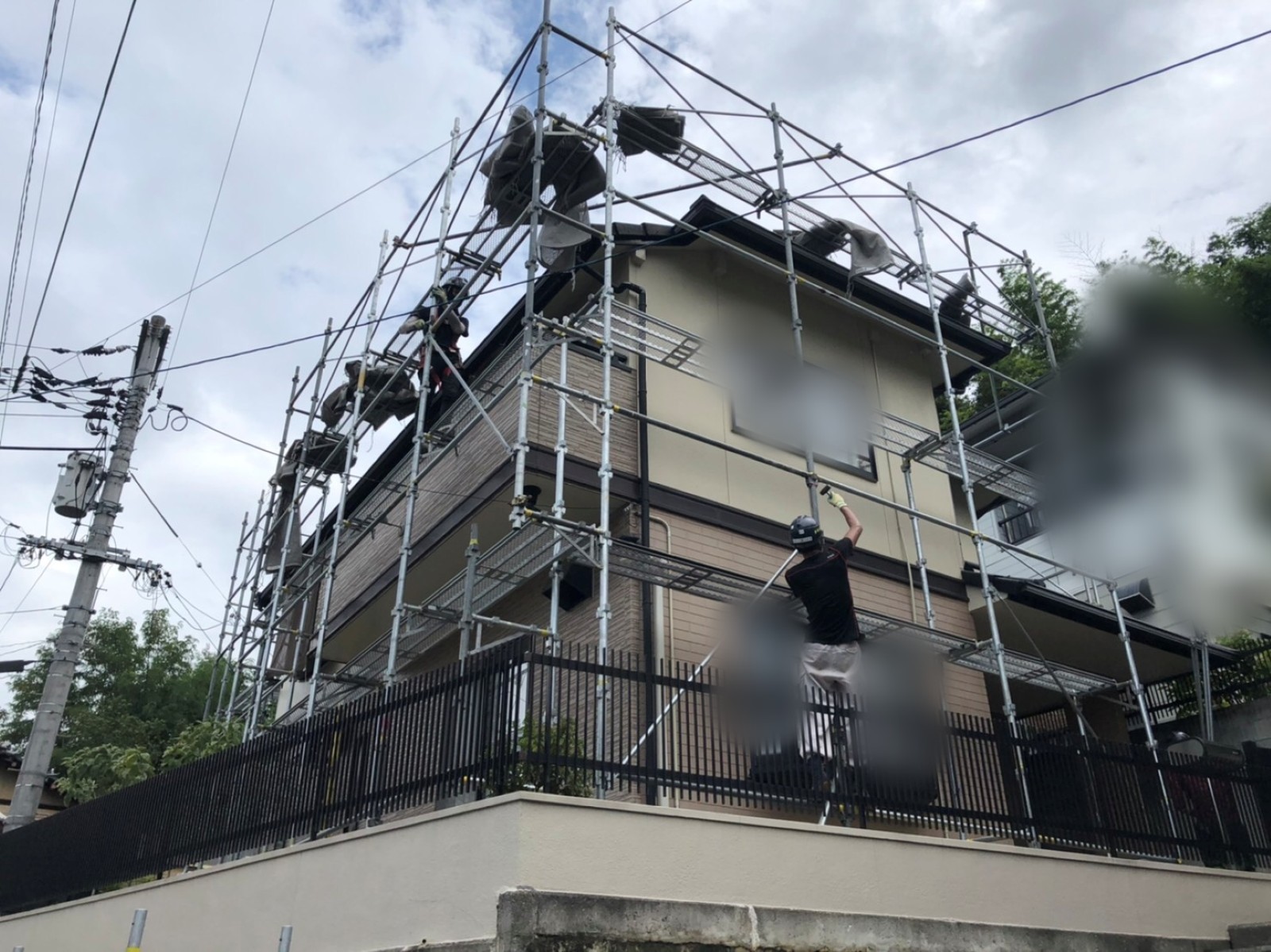 岡山市中区の住宅で屋根葺き替え工事の足場を組み上げていく職人