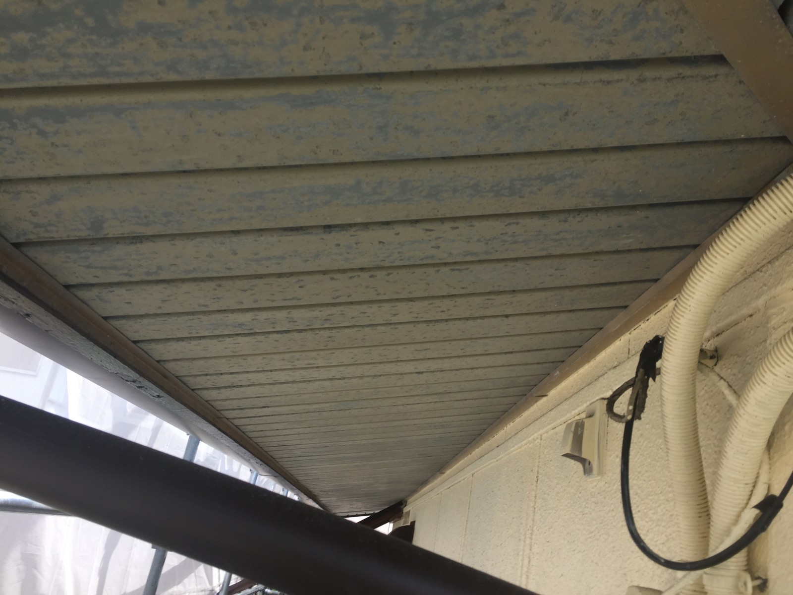倉敷市で軒天塗装｜屋根カバー工法と同時にまだらに汚れた軒天を明るく塗り替え