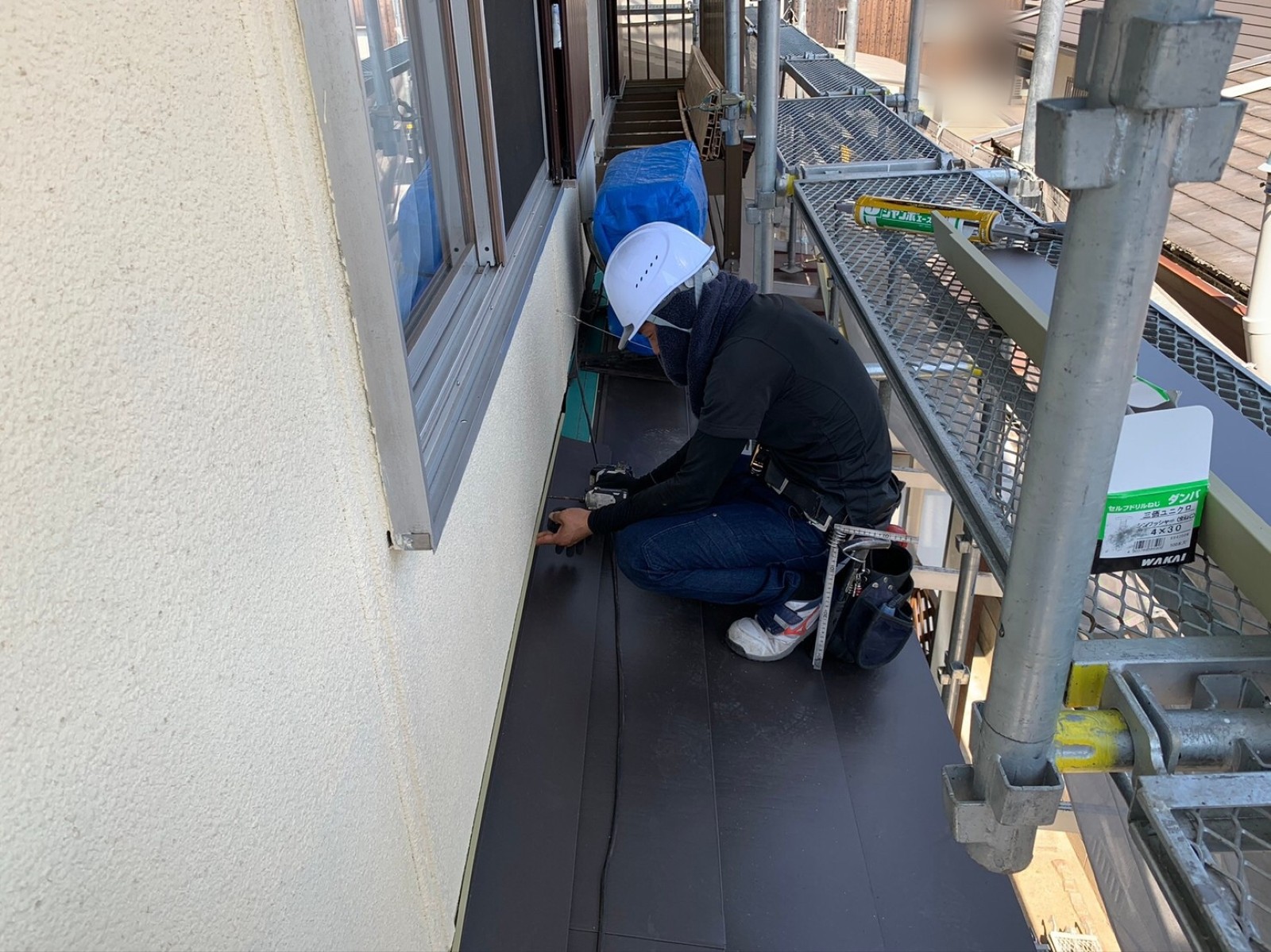 外壁のすき間をふさぐこの板金は雨押えとつける職人
