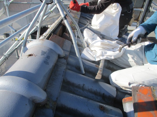 岡山市南区でセメント瓦を撤去｜葺き替え工事で屋根下地を確認