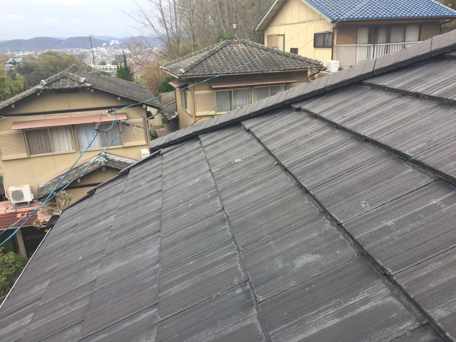 工事前の色あせたセメント瓦の屋根　