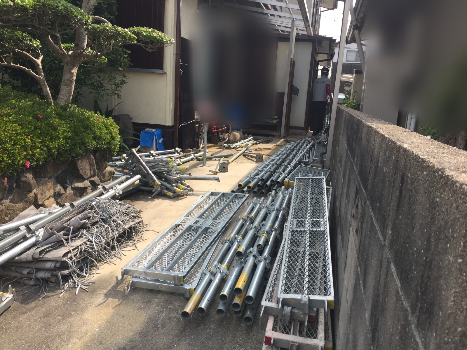 組み立て前に並べた足場の柱と作業用の板