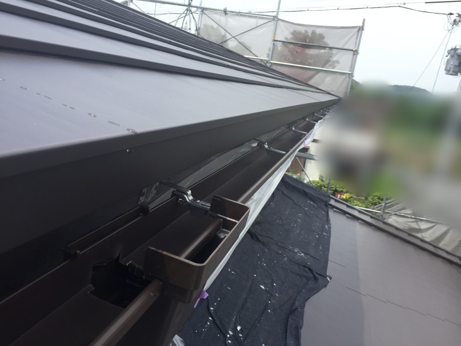 下屋の軒先に並べて取り付けた雨樋の受け金具