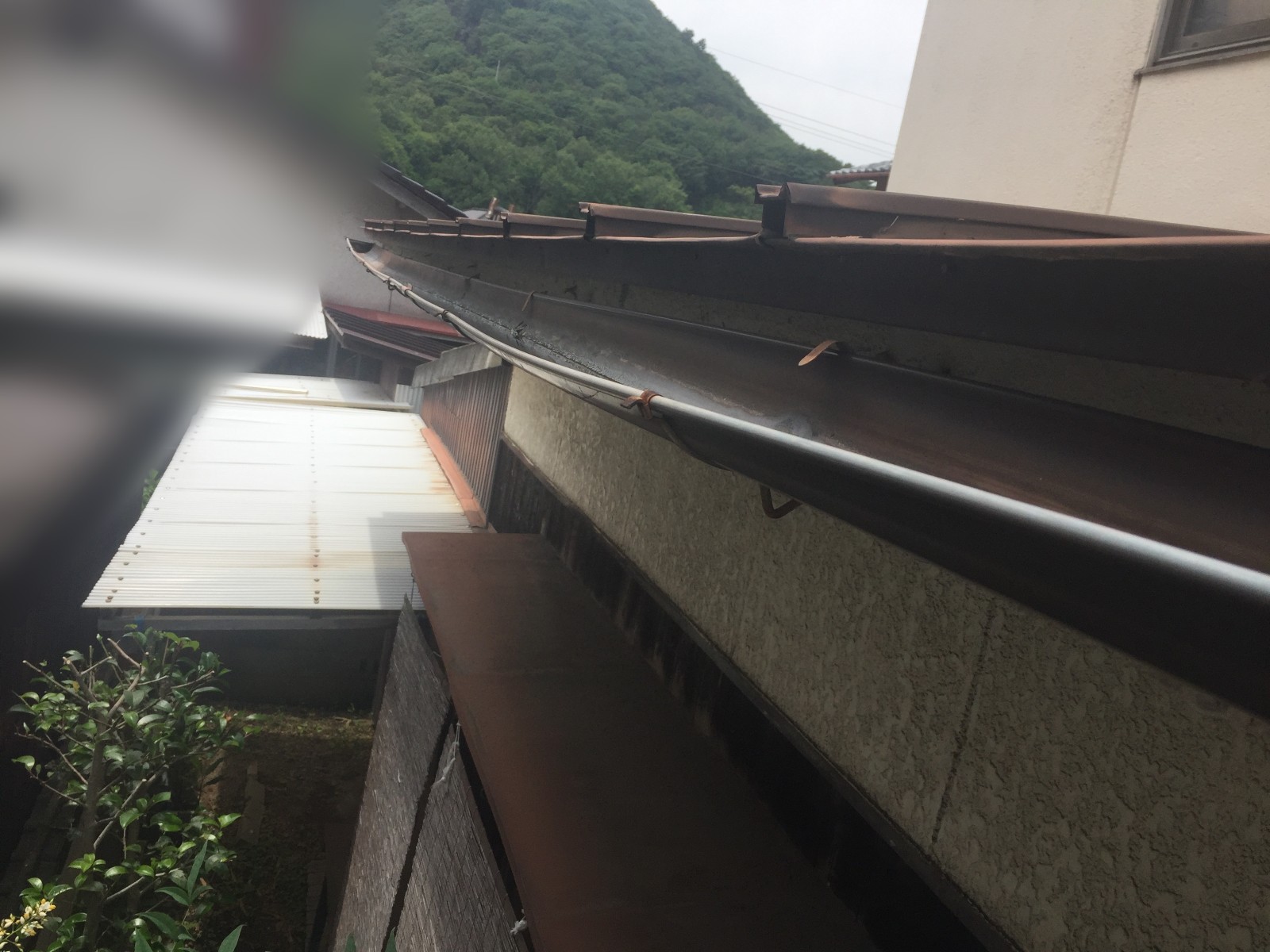 波を打つようにゆがんだ板金屋根の軒樋