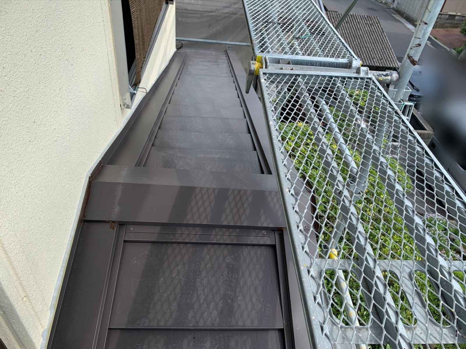 外壁にそって板金を取り付けた下屋の屋根