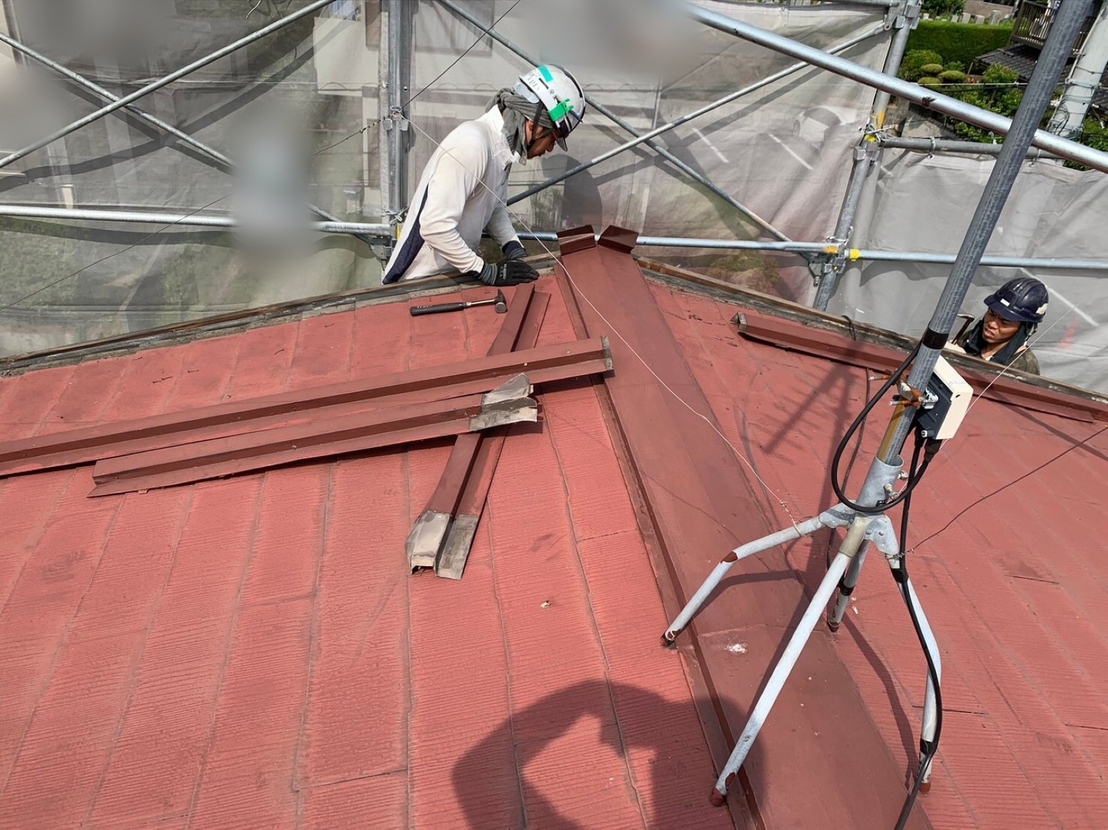 屋根の上で外した古い棟の板金