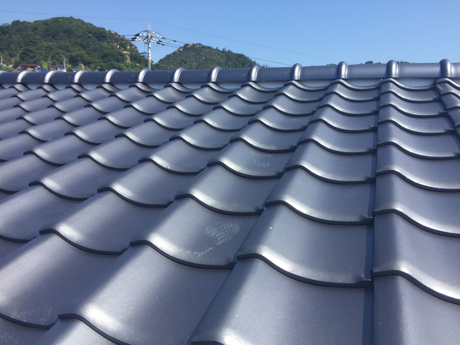 棟までまっすぐ並んだ葺き替え後の新しい三州瓦