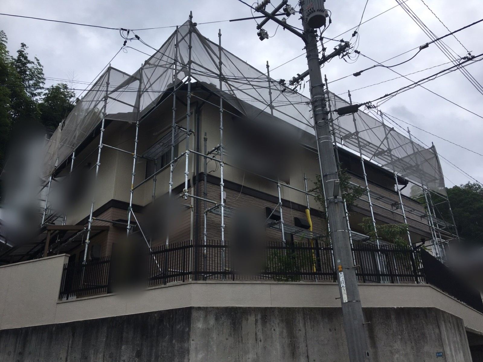 いちばん上の段にネットまで張り終えた屋根まわりの足場