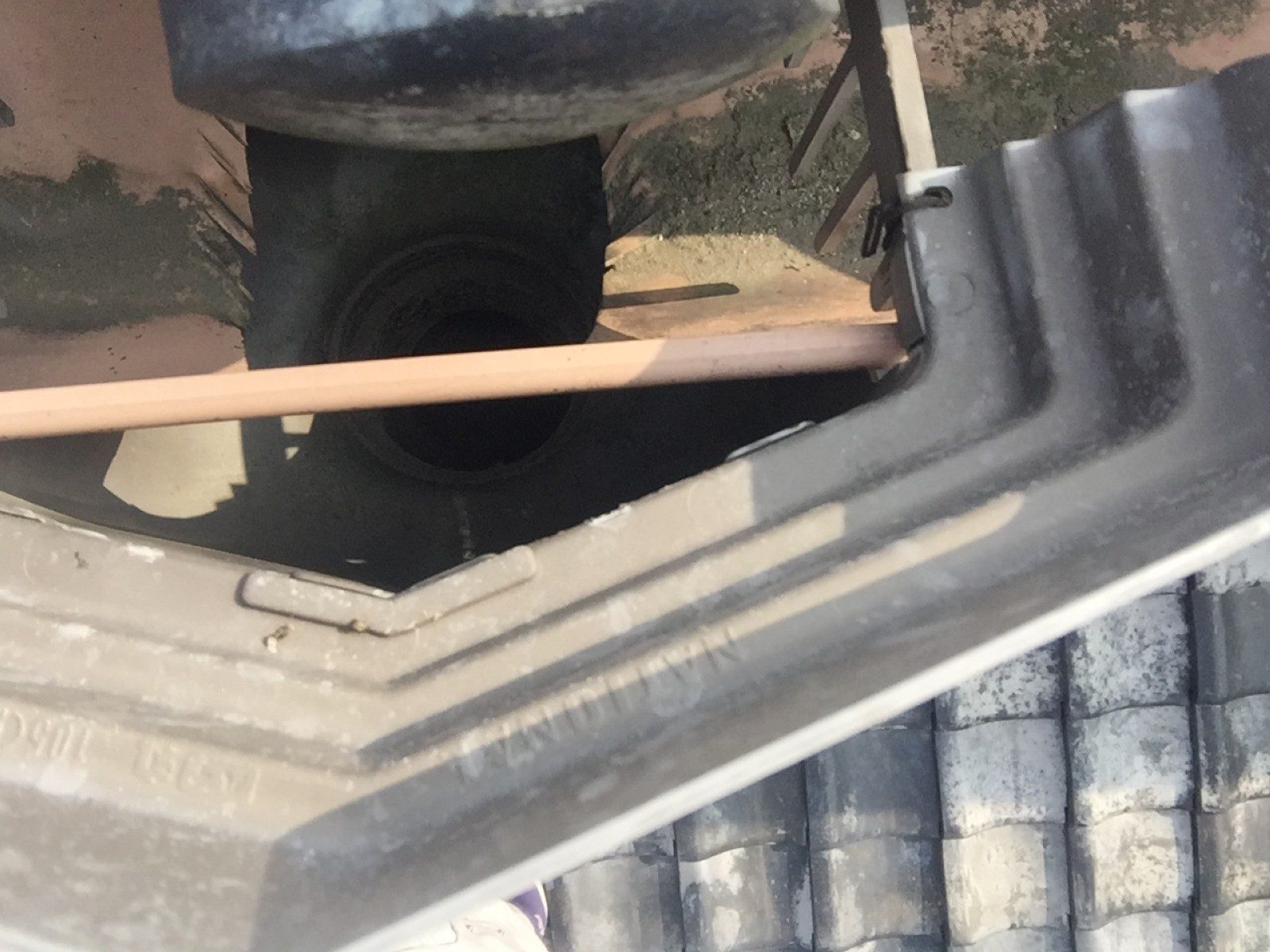 土を取り出して底の穴が見えるようになった上合