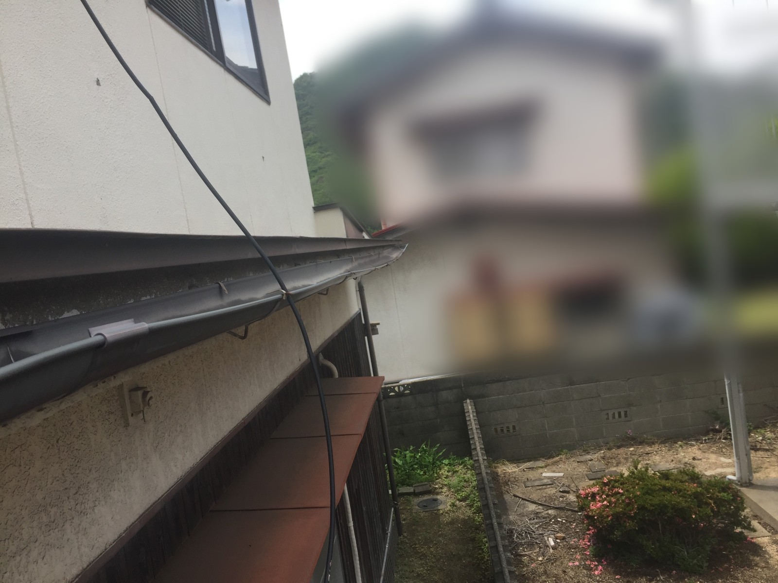 建物の角を回った先でも下がって見える1階の軒樋