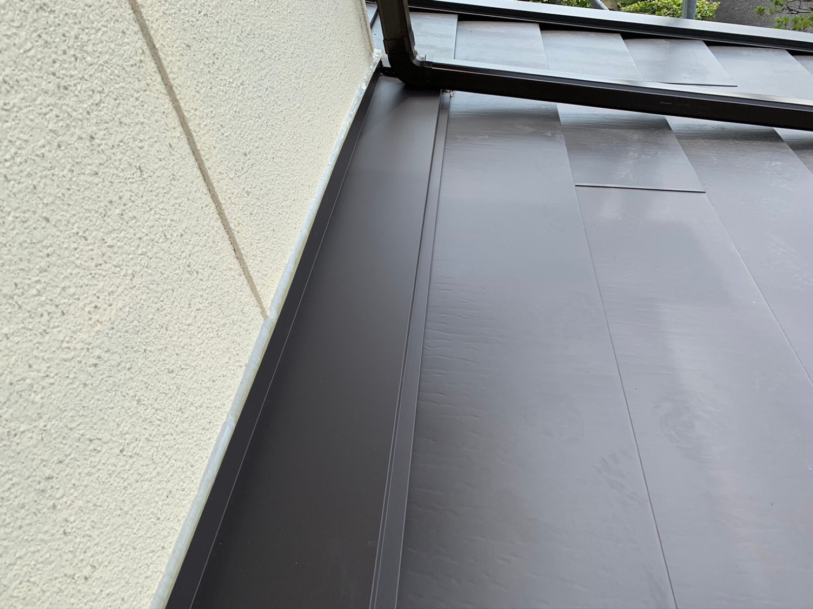 2階の外壁にそって板金を取り付けた下屋の屋根