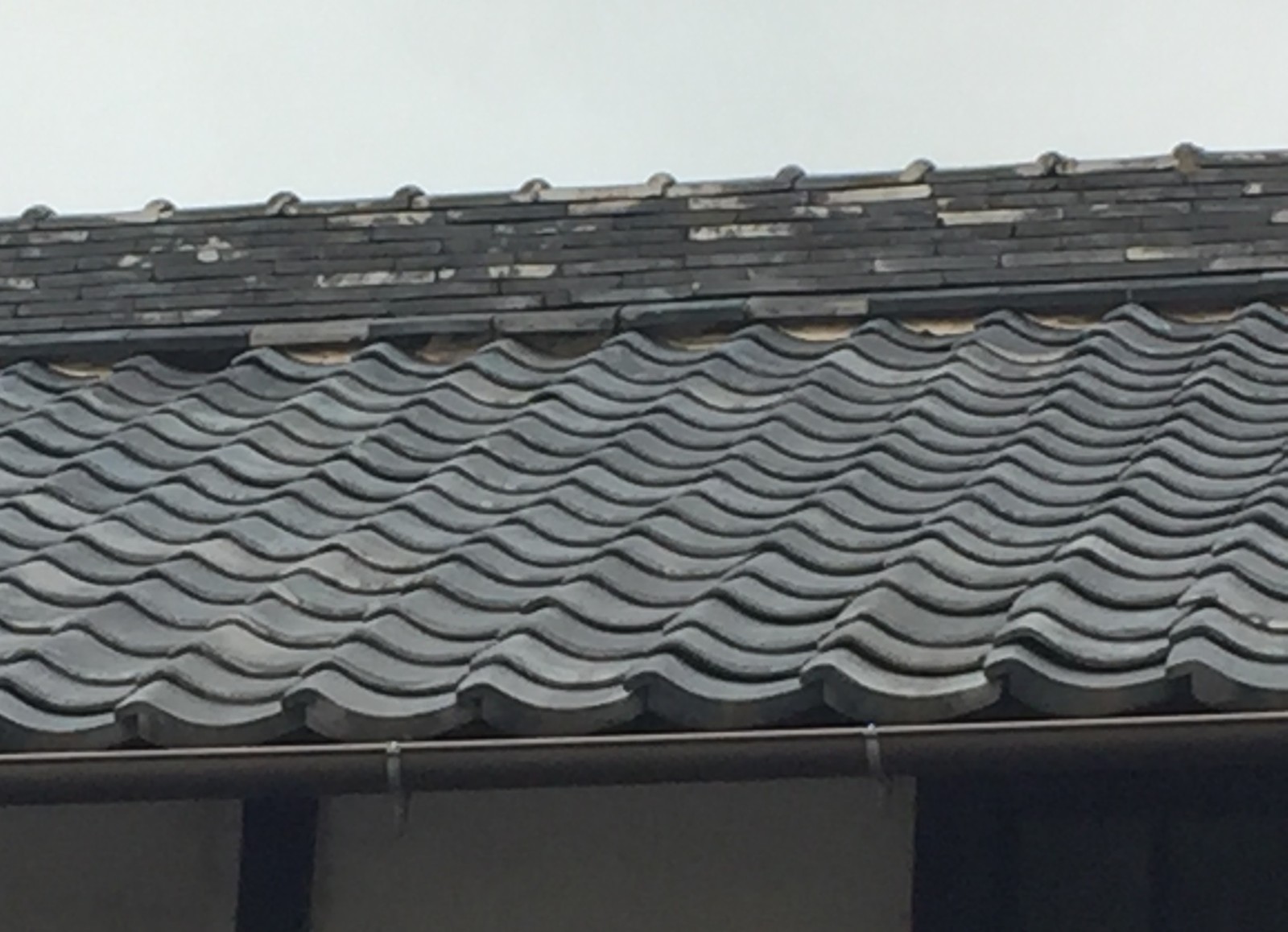 長屋の2階の壁際に積まれたのし瓦と下の瓦の並び