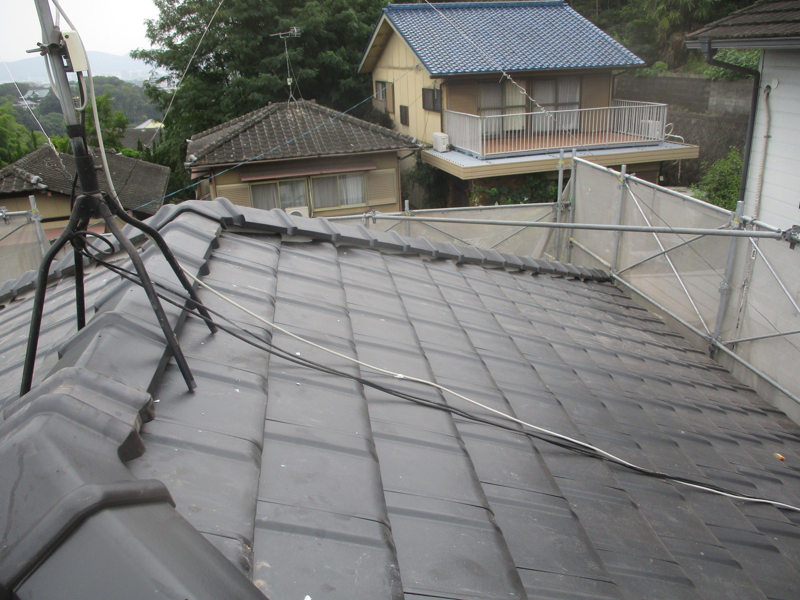 屋根のてっぺんにのせはじめた棟瓦