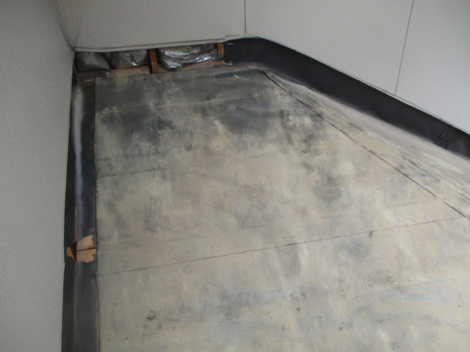 古い瓦を下ろした1階の屋根