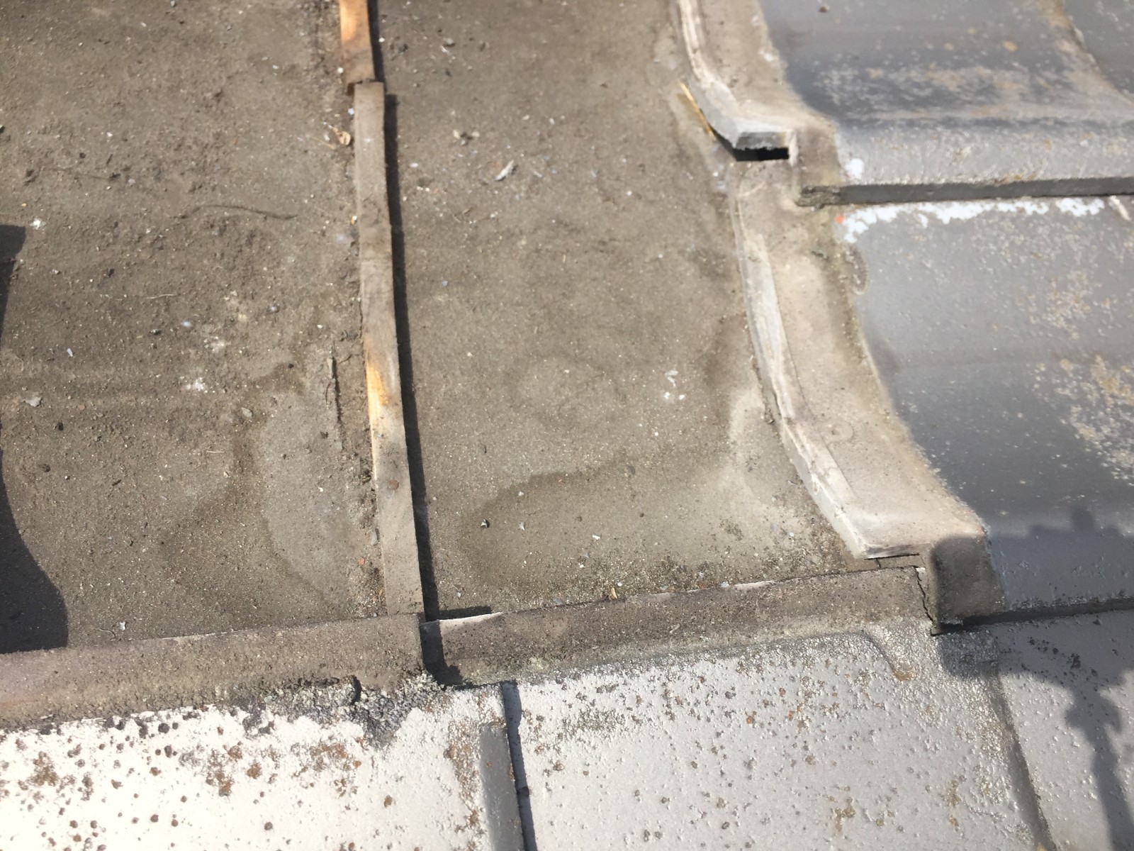 上からの筋がなく防水紙の途中から急に始まるシミ