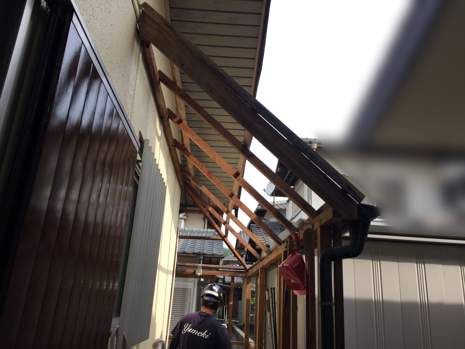 テラスの木の骨組みに触れないよう横に立てた足場の柱