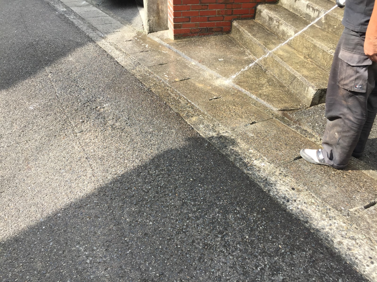 階段まわりを水で洗い流す様子